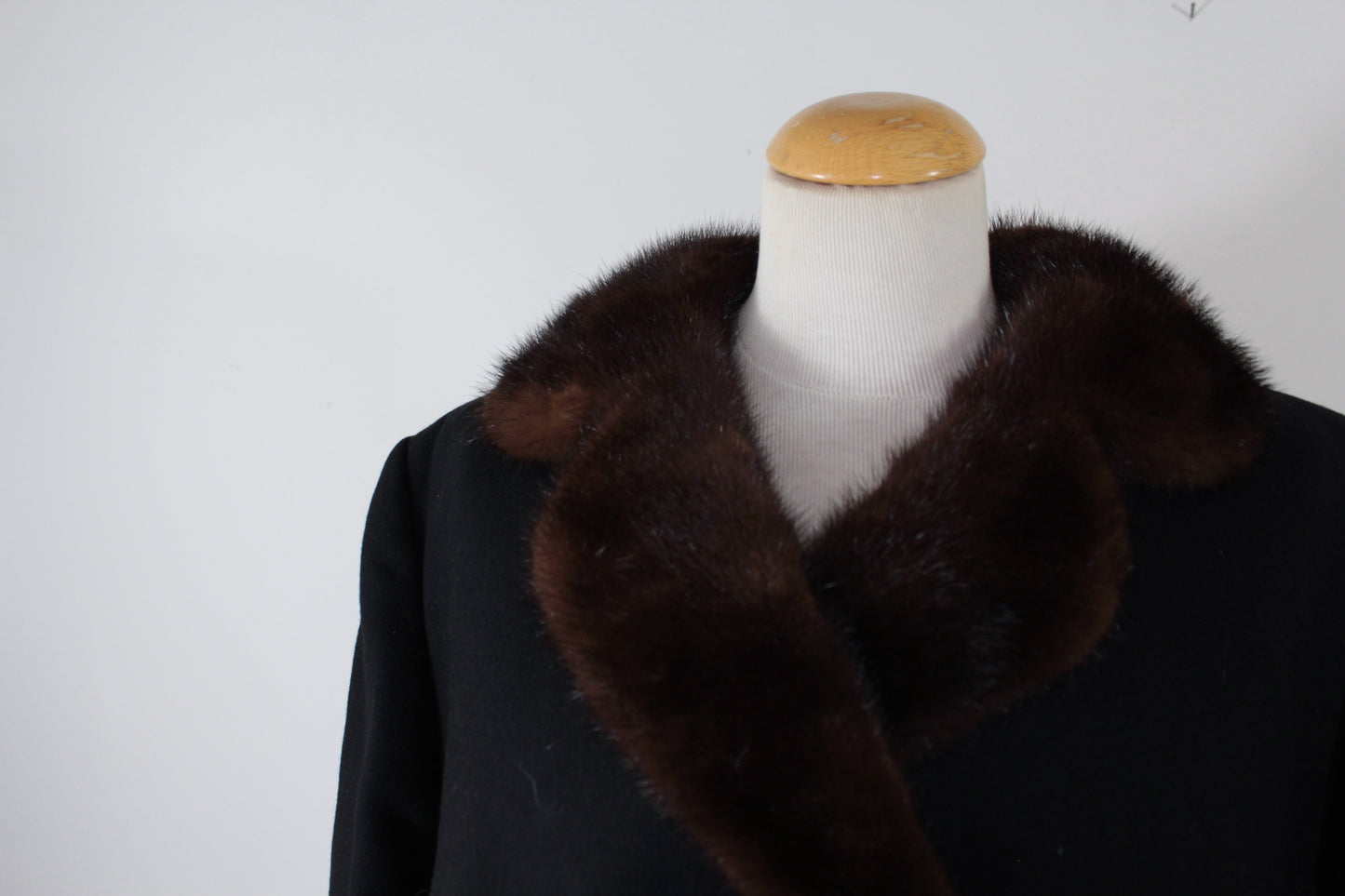 Manteau long noir en laine col fourrure marron Dell mod La friperie vintage