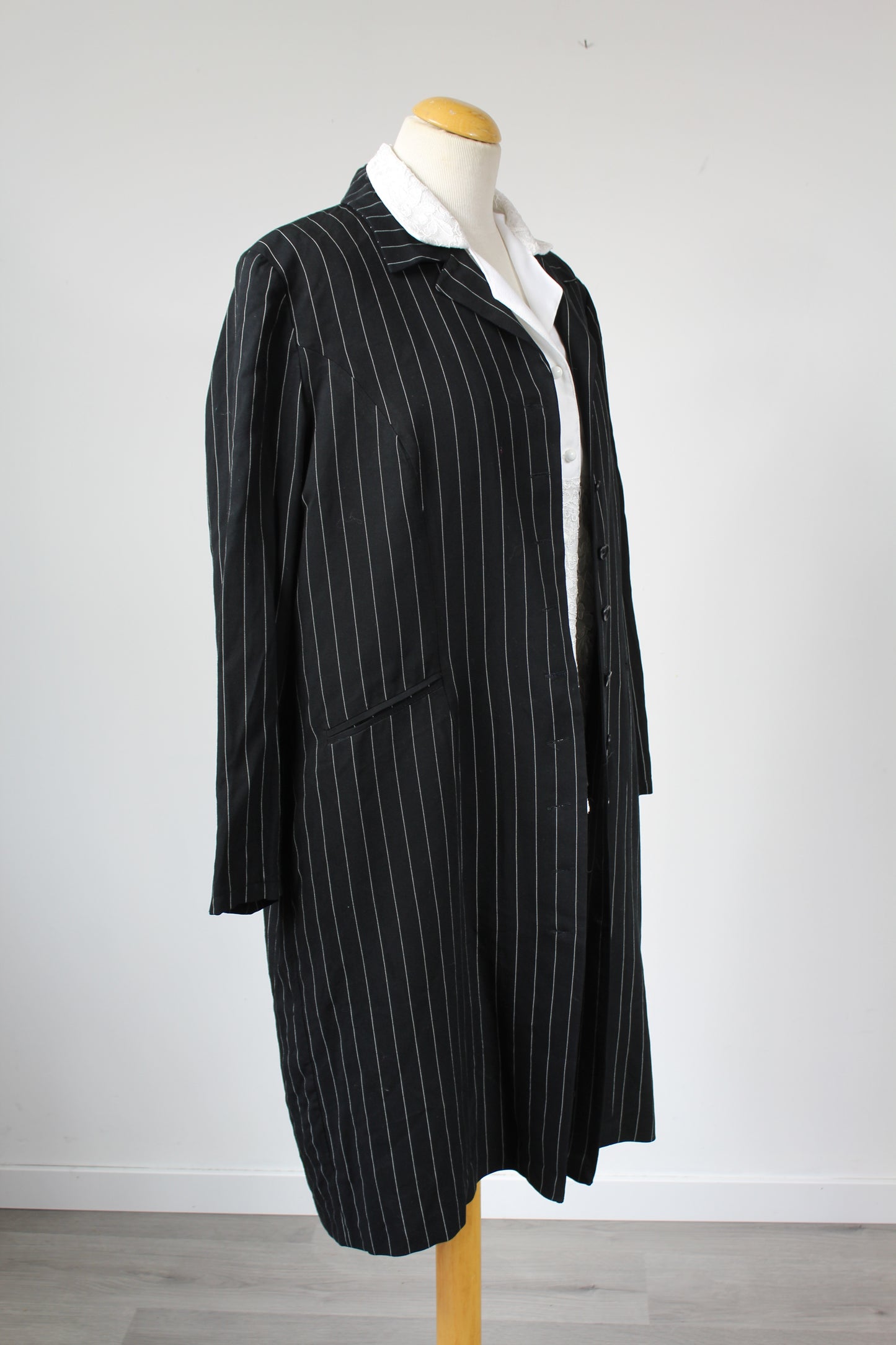 Veste vintage longue noire à rayures blanches style blazer long
