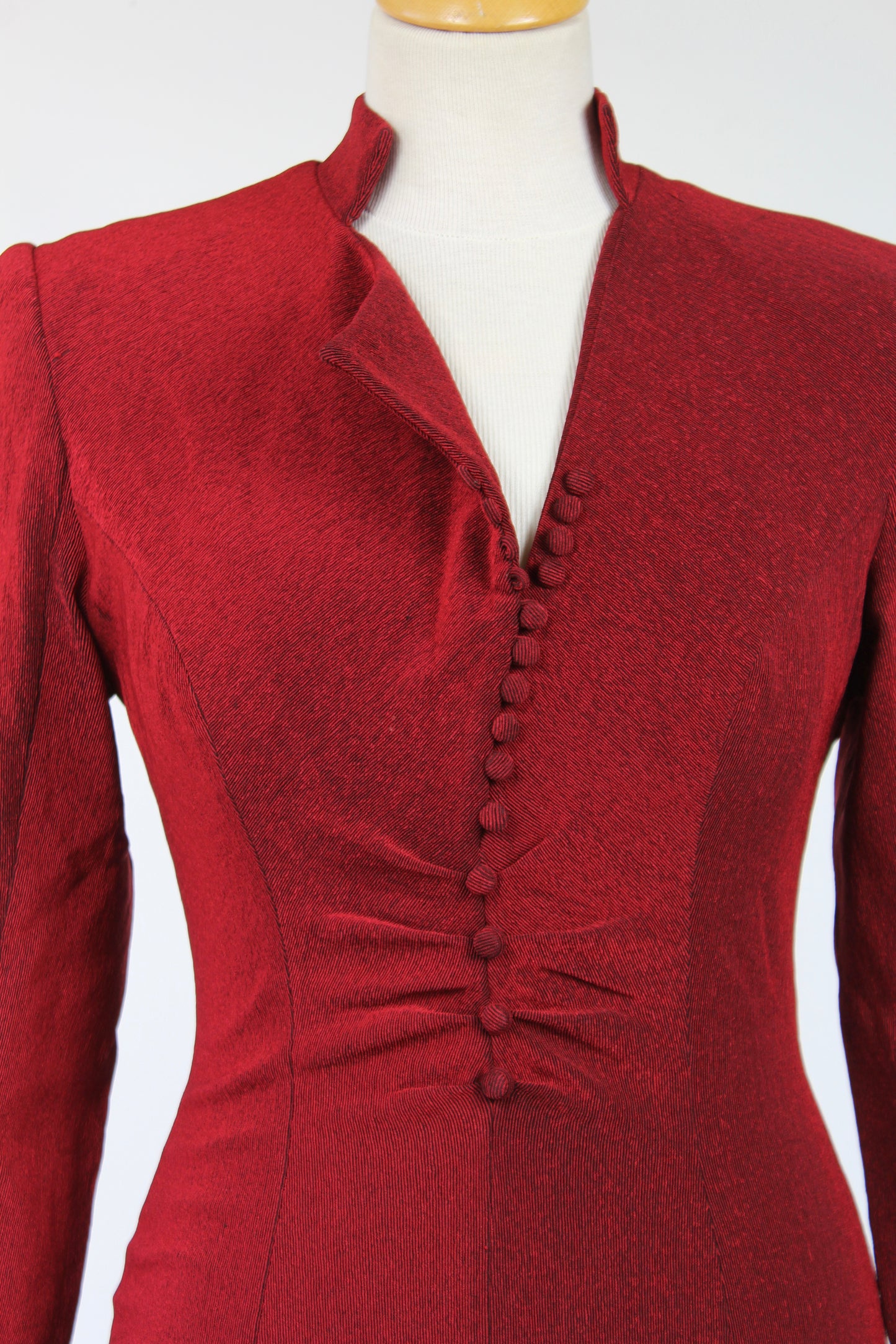 Robe vintage rouge foncée moulante grand décolleté