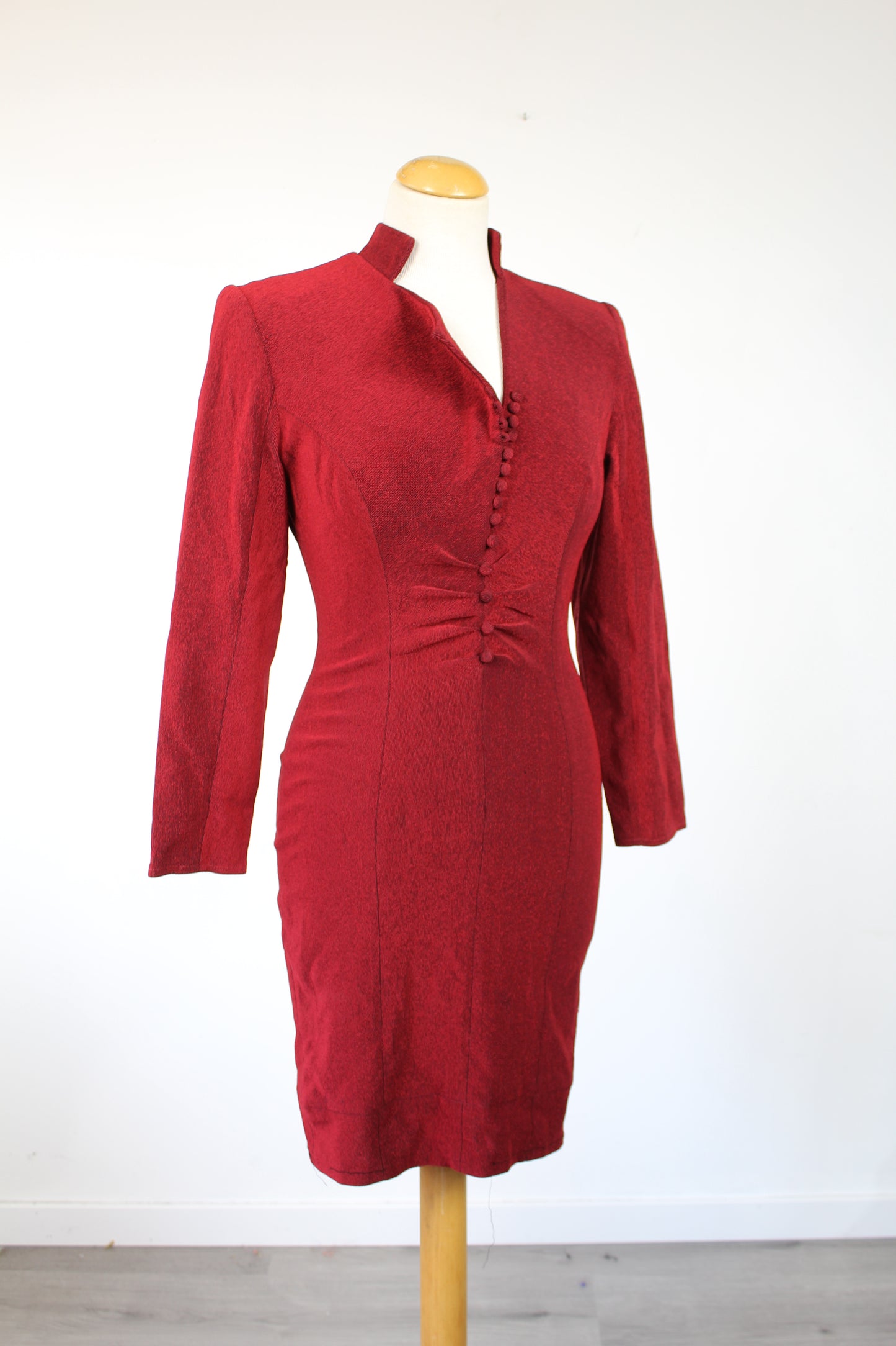 Robe vintage rouge foncée moulante grand décolleté