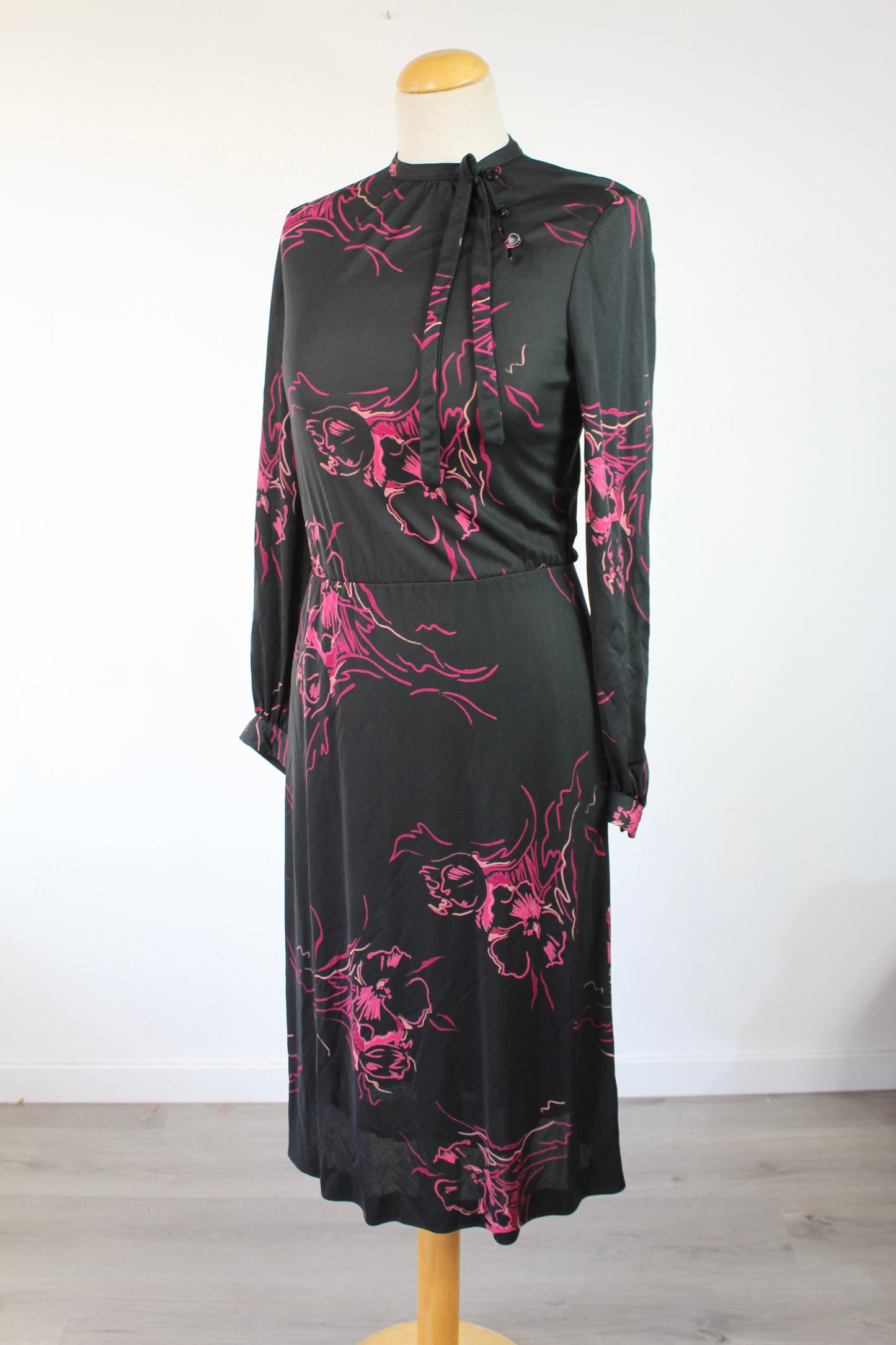 Robe vintage longue noire motifs abstraits rose La friperie vintage