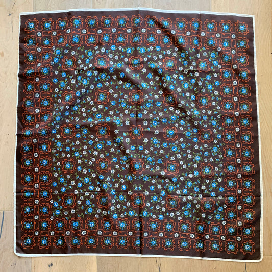 Foulard carré en soie brun fleurs bleues La friperie vintage