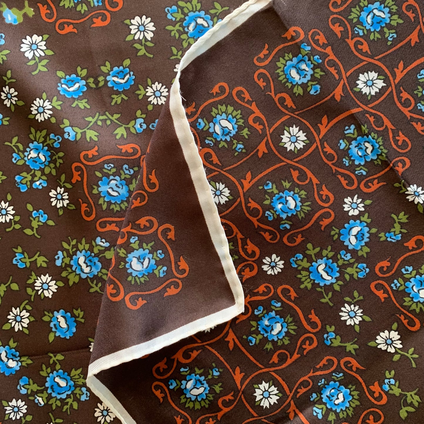 Foulard carré en soie brun fleurs bleues La friperie vintage